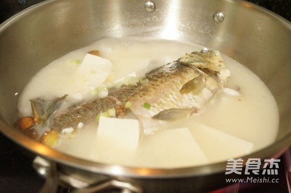 Mushroom, Tofu and Crucian Carp Soup recipe