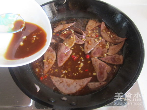 Stir-fried Pork Liver with Sizzling Onion recipe