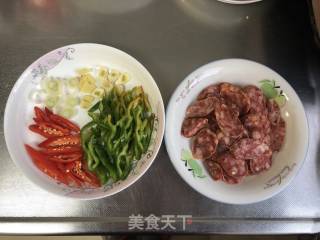 Stir-fried Sausage with Green Peppers recipe