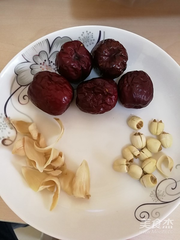 Tremella, Lotus Seed, Lily and Red Date Soup with Rock Sugar recipe