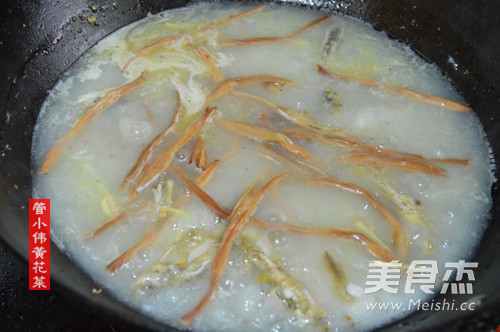 Yellow Spine Fish Boiled Day Lily Soup recipe