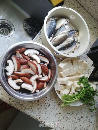 Crucian Carp and Mushroom Tofu Soup recipe