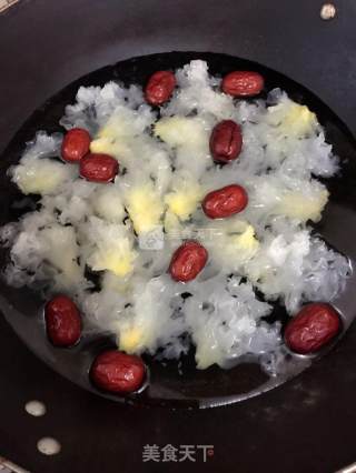 Tremella, Papaya, Red Dates and Milk Dessert recipe