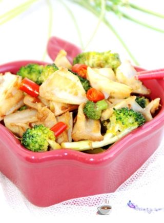 Stir-fried Chicken with Broccoli and Crispy Bone recipe