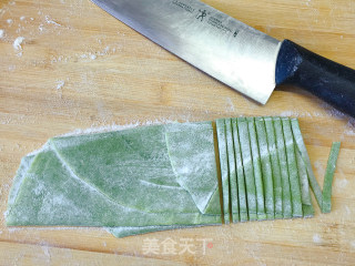 Hand-rolled Noodles with Spinach and Egg recipe