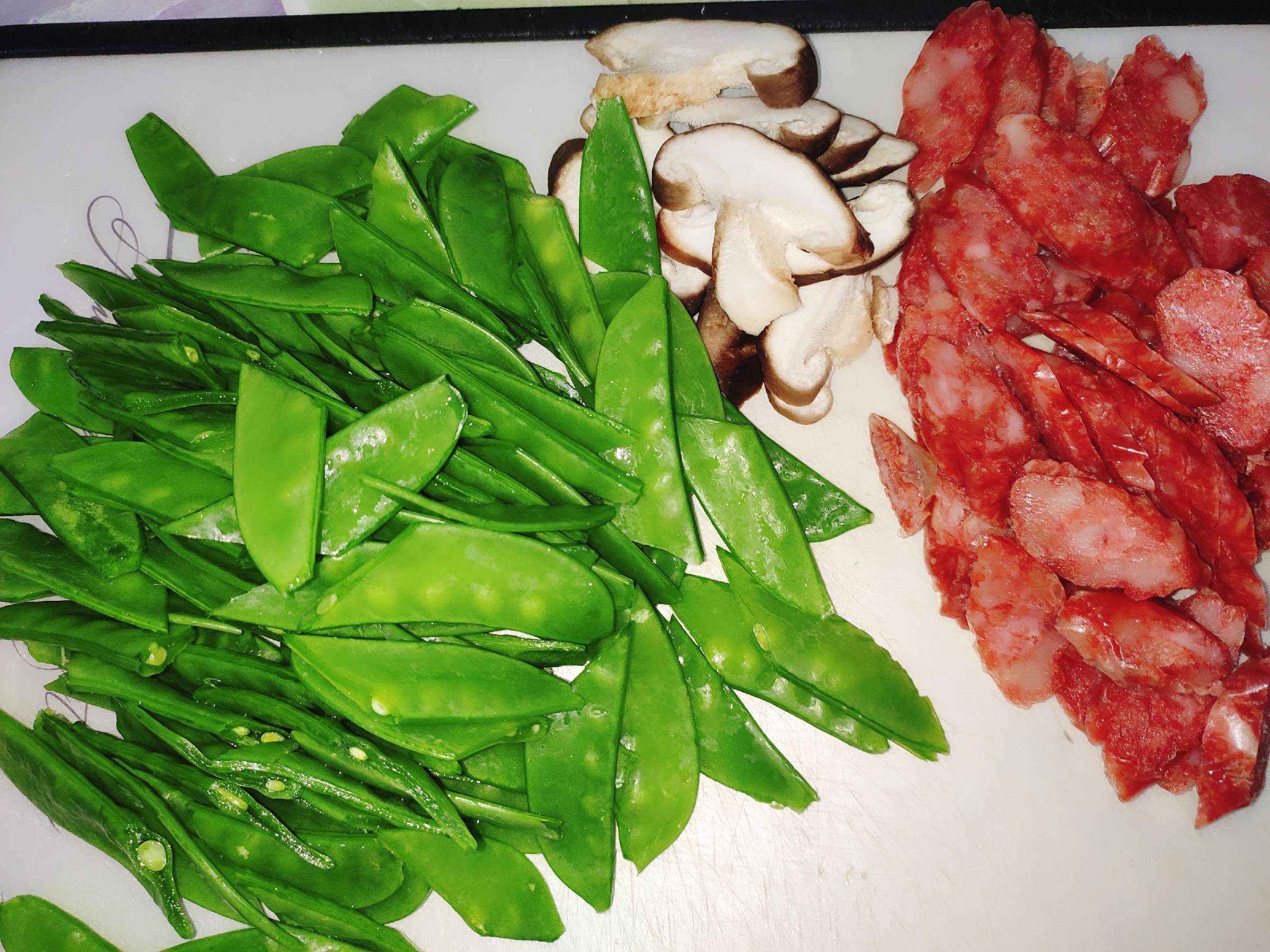 Stir-fried Snow Peas with Light and Non-greasy Sausages recipe