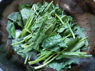 Stir-fried Spinach with Garlic recipe