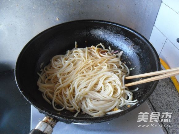 Stir-fried Spaghetti with Onions recipe