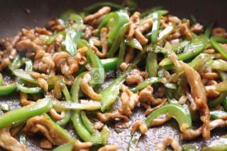 Green Pepper Shredded Pork Topped Noodles recipe
