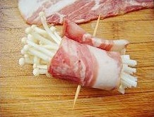 Pan-fried Bacon and Enoki Mushroom Roll recipe