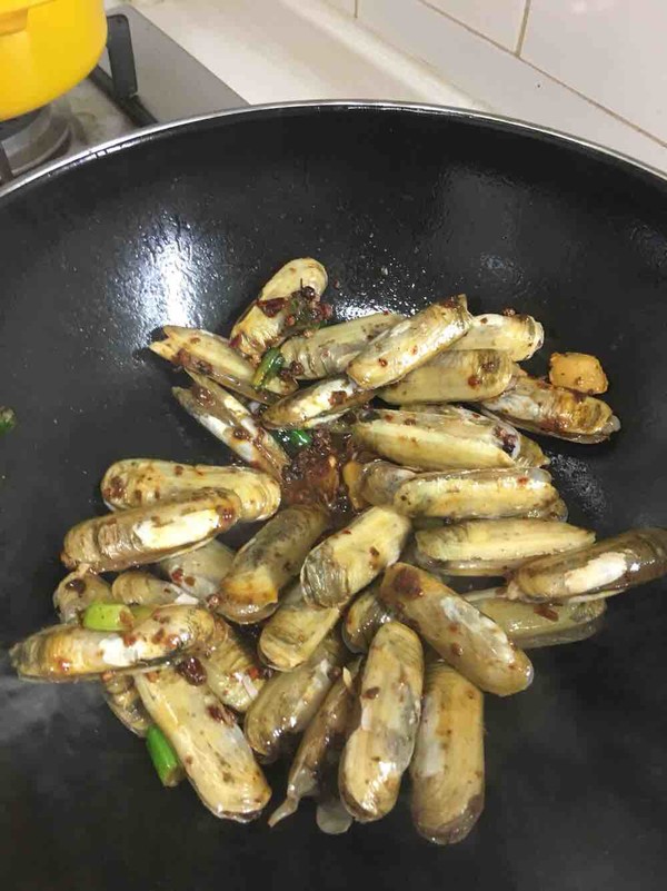 Spicy Stir-fried Razor Clam in Dundun Private House recipe