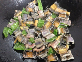 Stir-fried Eel Slices with Green Pepper recipe