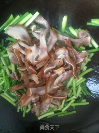 Stir-fried Pork Ears with Garlic Moss recipe