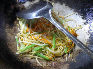 Stir-fried Mung Bean Sprouts with Celery and Cordyceps Mushroom recipe