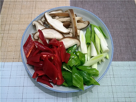 Stir-fried Noodles with Beef, Mushroom and Green Red Pepper recipe