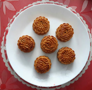 Cantonese Bean Paste Egg Yolk Mooncake recipe