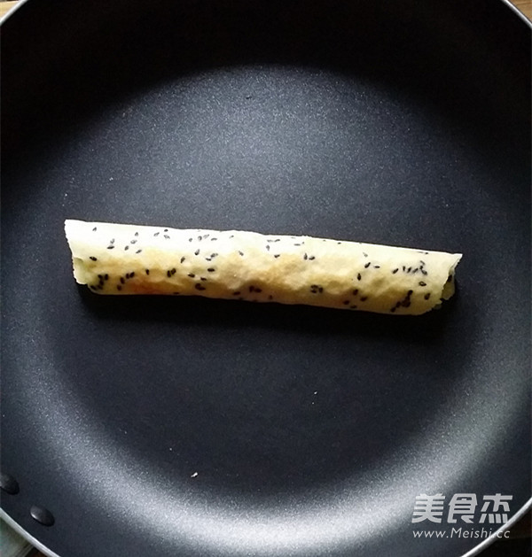 Black Sesame Crispy Egg Roll recipe