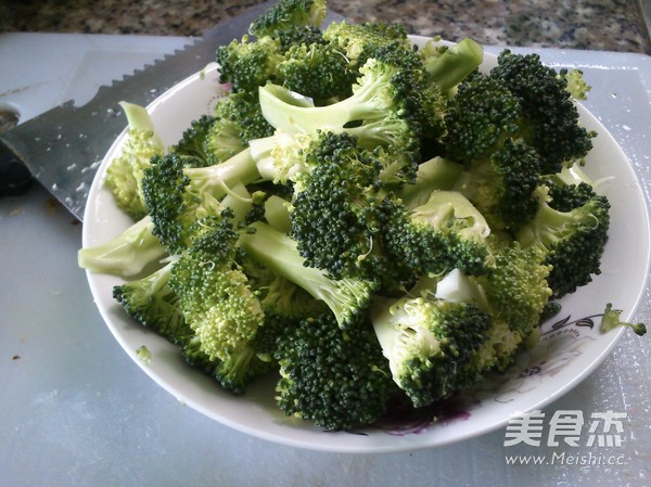 Stir-fried Crispy Sausage with Broccoli recipe