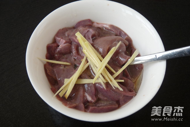 Pork Liver Porridge with Wolfberry Leaves recipe