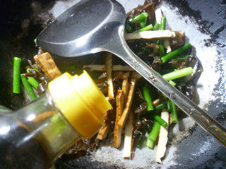 Stir-fried Garlic Sprouts with Dried Black Fungus recipe