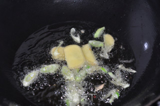 Soy Bean Sprouts Fried Pork Skin recipe