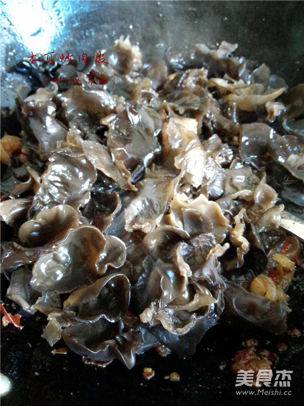 Fried Pork Skin with Fungus recipe