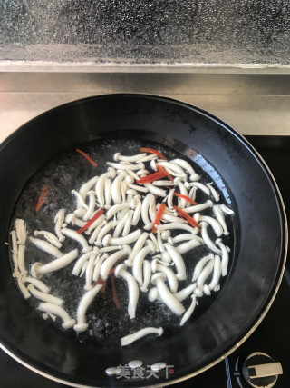Stir-fried Garlic Sprouts with White Jade Mushroom recipe