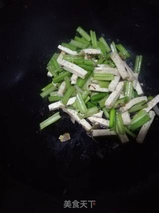 Stir-fried Tofu with Parsley recipe