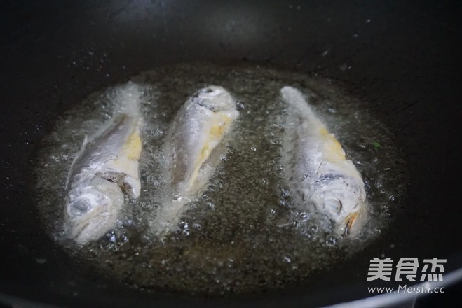 Small Yellow Croaker Stewed Tofu recipe