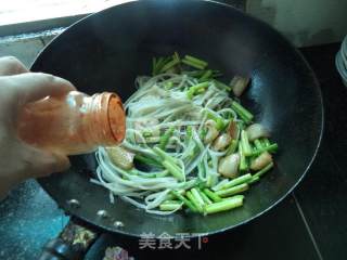 Stir-fried Noodle with Garlic Pork Belly recipe