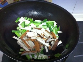 Stir-fried Garlic Sprouts with Dried Tofu recipe