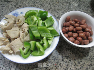 Fried Gluten with Light Pepper and Peanuts recipe
