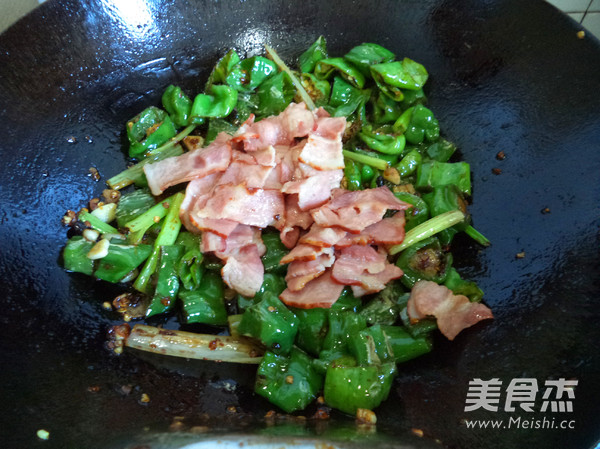 Stir-fried Bacon with Tiger Skin Chili recipe