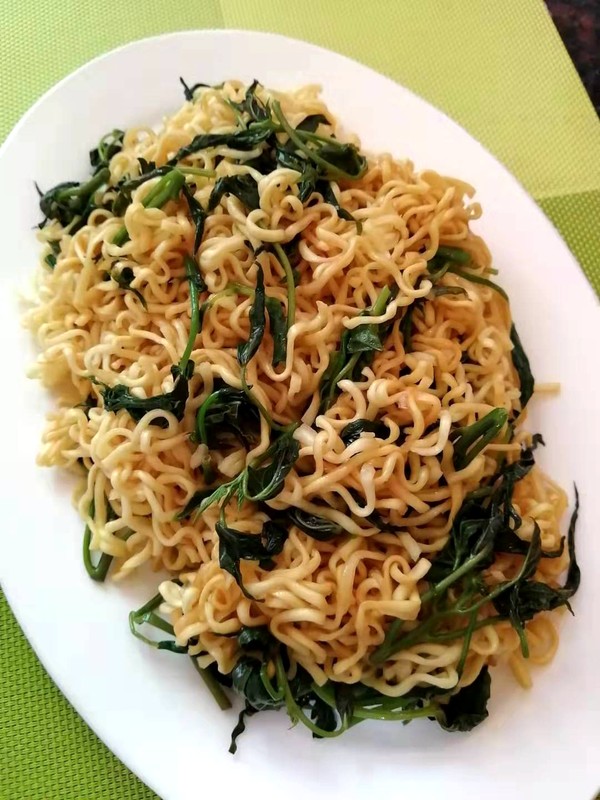 Fried Noodles with Sweet Potato Leaves recipe