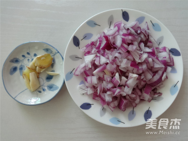 Onion Minced Pork Topped with Noodles recipe