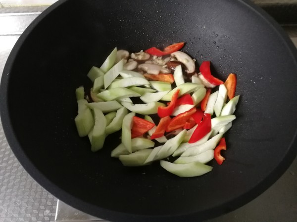 Refreshing Summer, Sauteed Mushrooms with Loofah in Oyster Sauce recipe