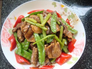 Stir-fried Eel Slices with Parsley and Lotus Beans recipe