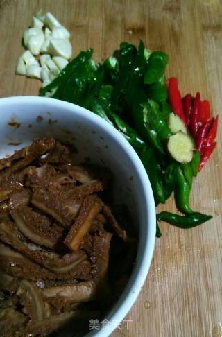 Stir-fried Braised Beef Tripe with Double Peppers recipe