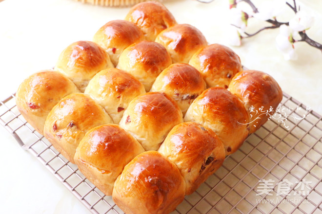 Cranberry Milk Steak Bun recipe