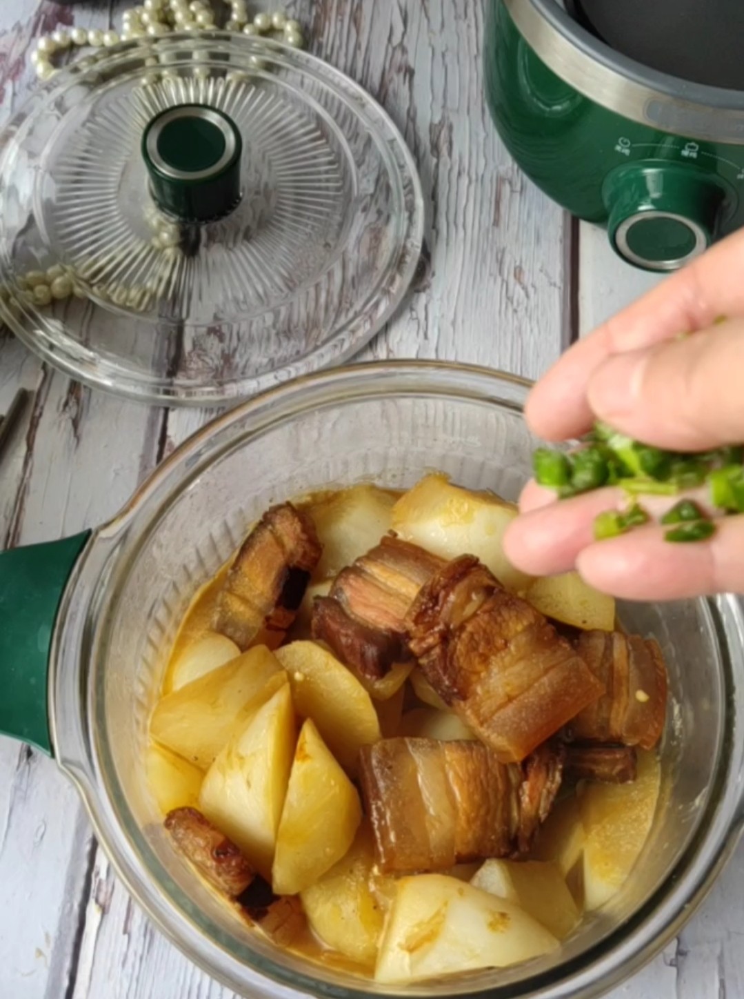 Eat Delicious and Nutritious Bacon Simmered Radish in Winter recipe