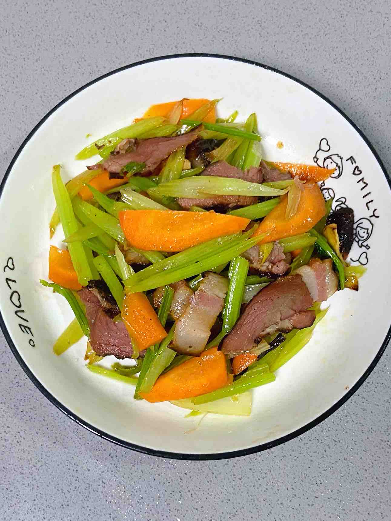 Stir-fried Celery with Bacon, Full of Cured Flavor, Crispy and Delicious~
