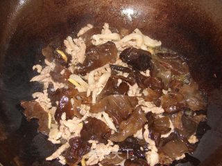 Stir-fried Pork with Fungus recipe