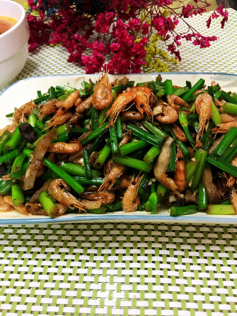 Stir-fried Small River Prawns with Leek Flowers recipe