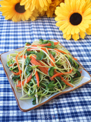 Stir-fried Black Bean Sprouts with Carrots recipe