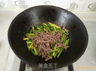 Stir-fried Beef with Garlic Sprouts recipe