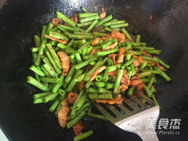 Braised Noodles with Beans recipe