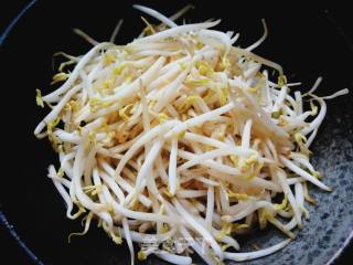 Stir-fried Leek with Mung Bean Sprouts recipe