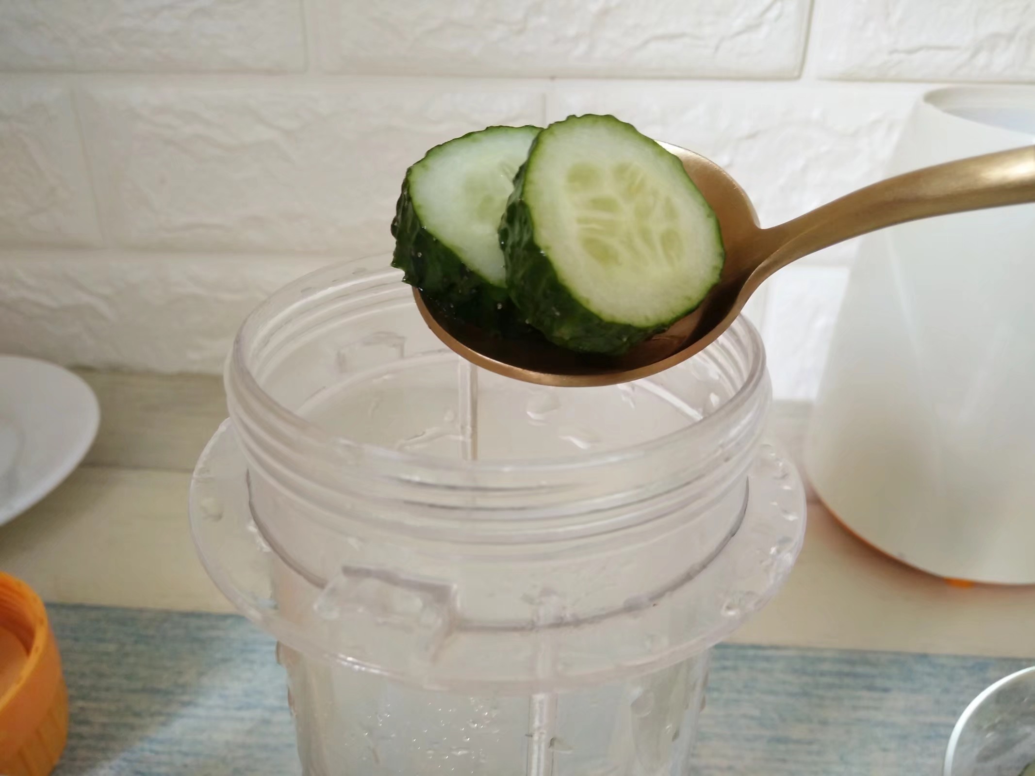 Cucumber Honey Pear Juice recipe