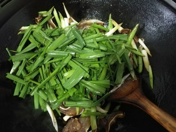 Stir-fried Garlic with Pork Ears recipe