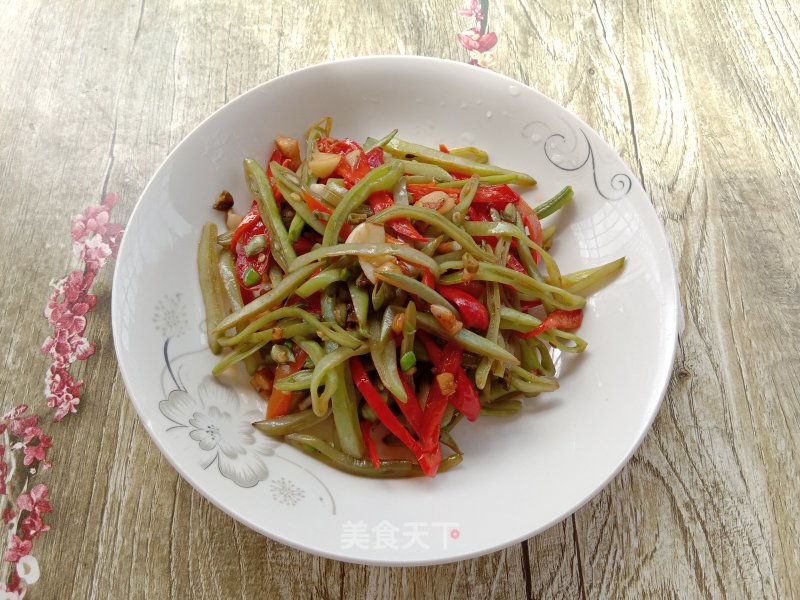 Stir-fried Eyebrow Shreds with Red Pepper recipe